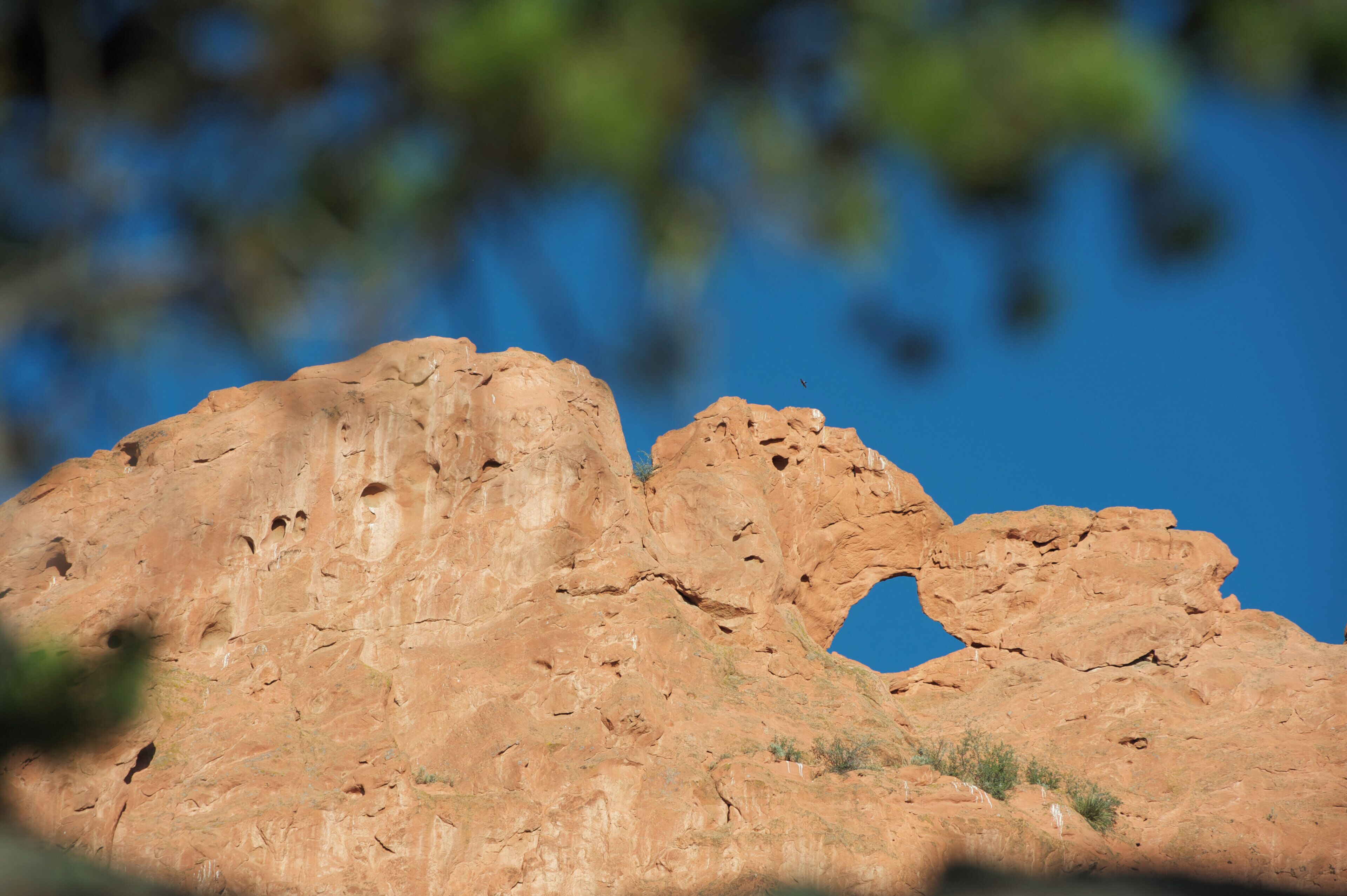 Una formación rocosa natural con una abertura que parece una cueva.