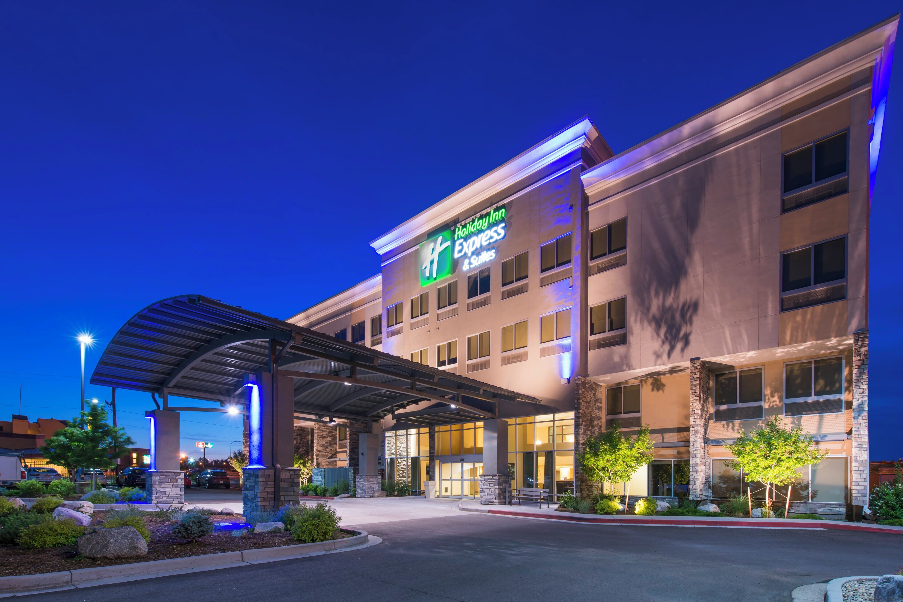 A Holiday Inn Express hotel with a covered entrance and a landscaped driveway.