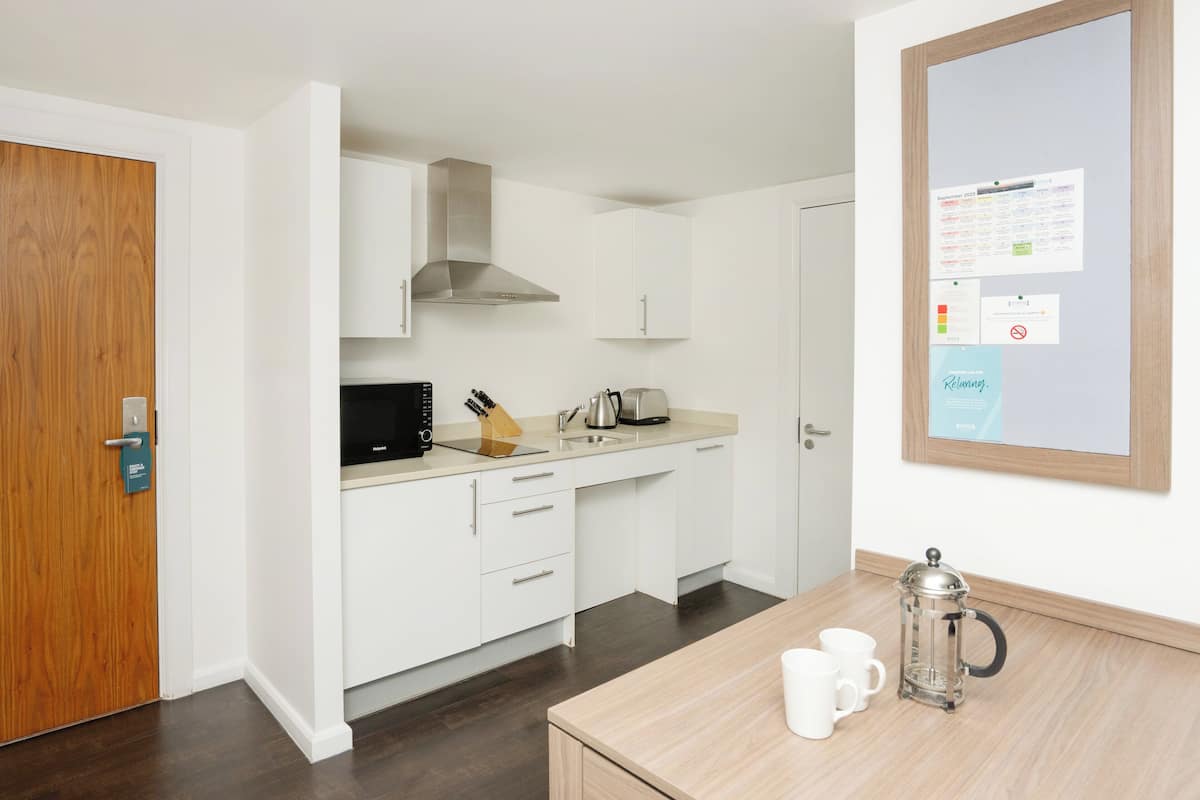 Studio Suite, 1 King Bed, Accessible, Kitchen | Room amenity