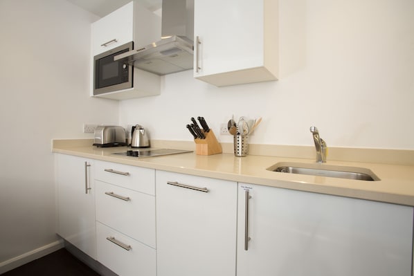 Geladeira grande, micro-ondas, cooktop, lava-louças