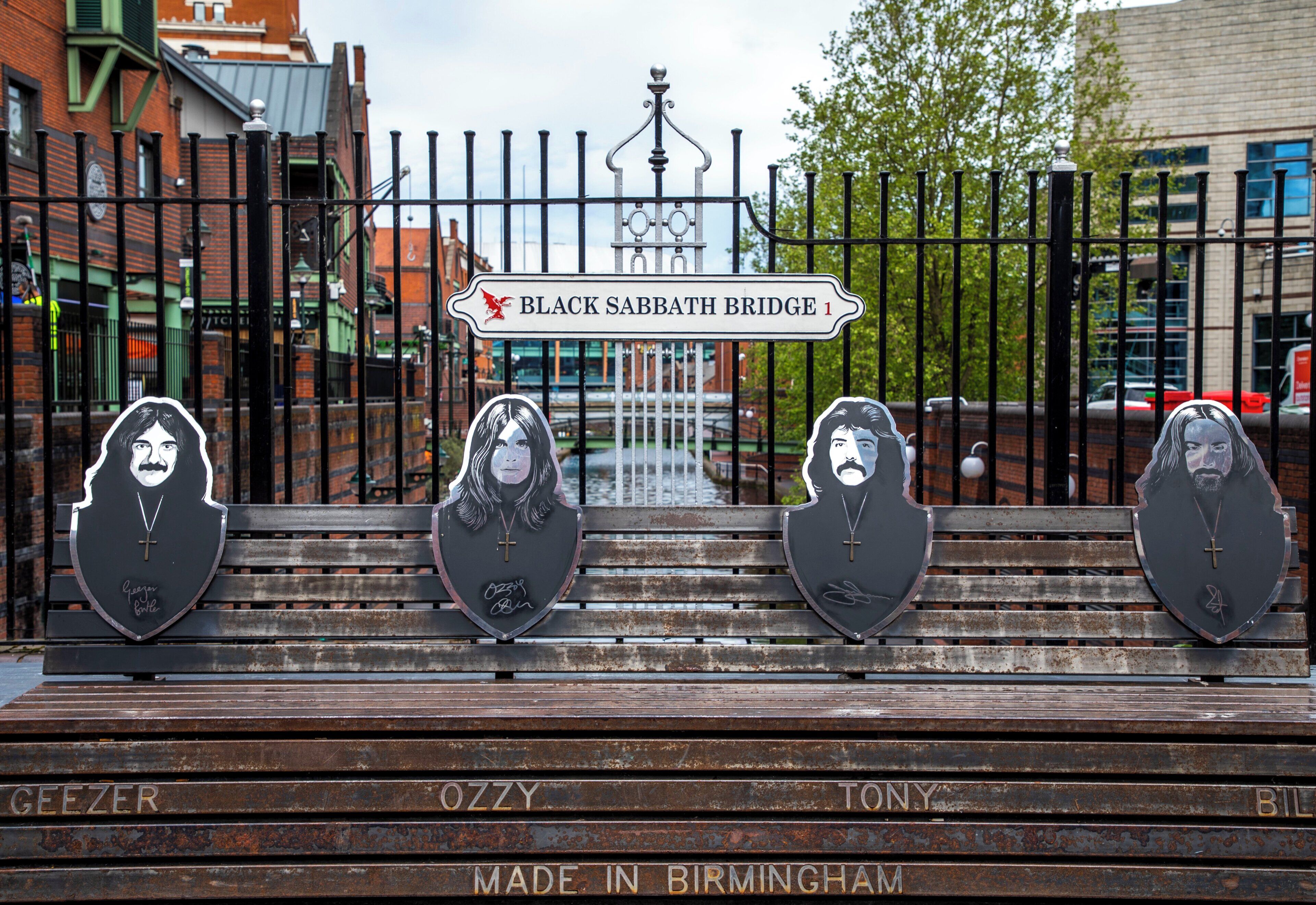 Un banc agrémenté d’une plaque portant l’inscription « Black Sabbath Bridge » et représentant les visages des membres du groupe.
