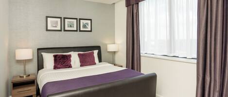 Suíte, 1 quarto, cozinha | 1 quarto, cofres nos quartos, escrivaninha, cortinas blackout