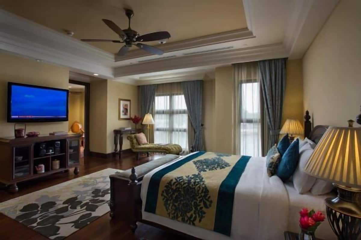 Down comforters, Select Comfort beds, minibar, in-room safe