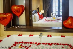 Separate bathtub and shower, deep-soaking bathtub, rainfall showerhead - Casa del Rio Melaka (Malacca City)