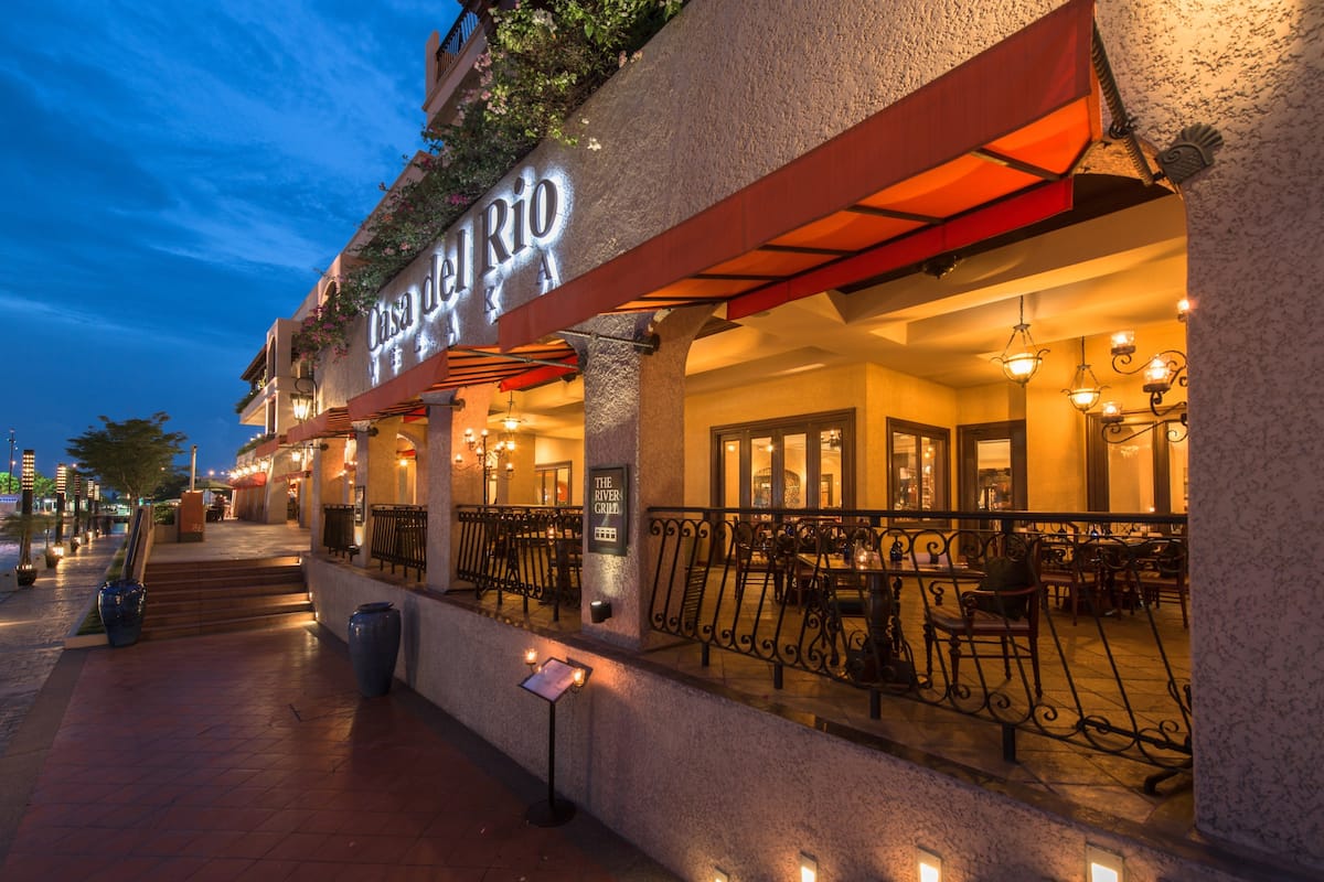 breakfast and dinner served, international cuisine