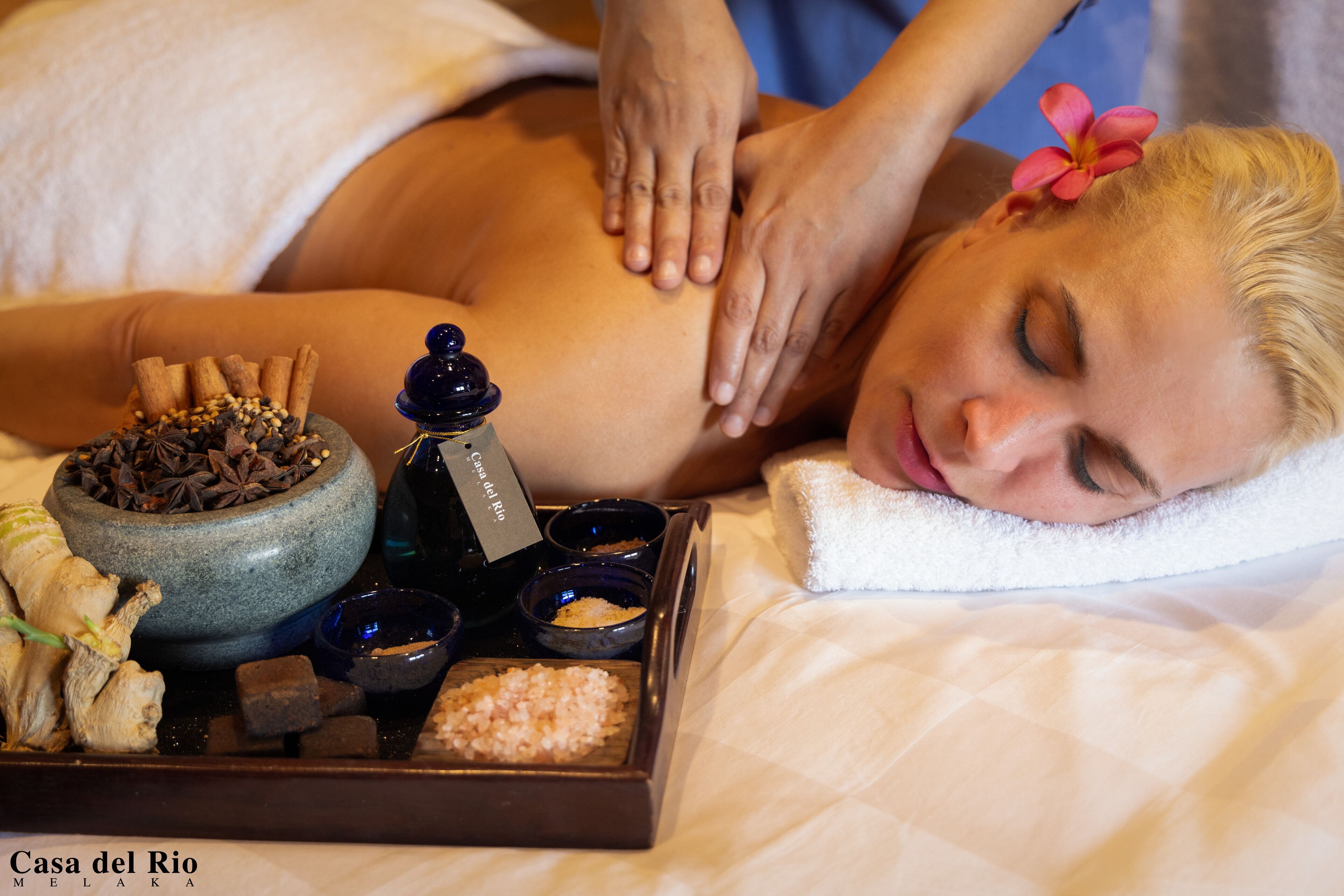 Couples treatment rooms, hot tub, body treatments, aromatherapy