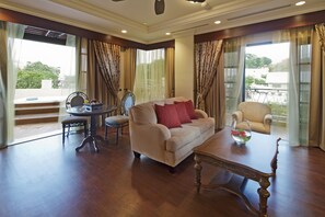 Suite, 2 Bedrooms (Melaka - with outdoor Spa Bath) | Ruang tamu | 42 inci televisyen LCD dengan satelit, TV, pemain DVD