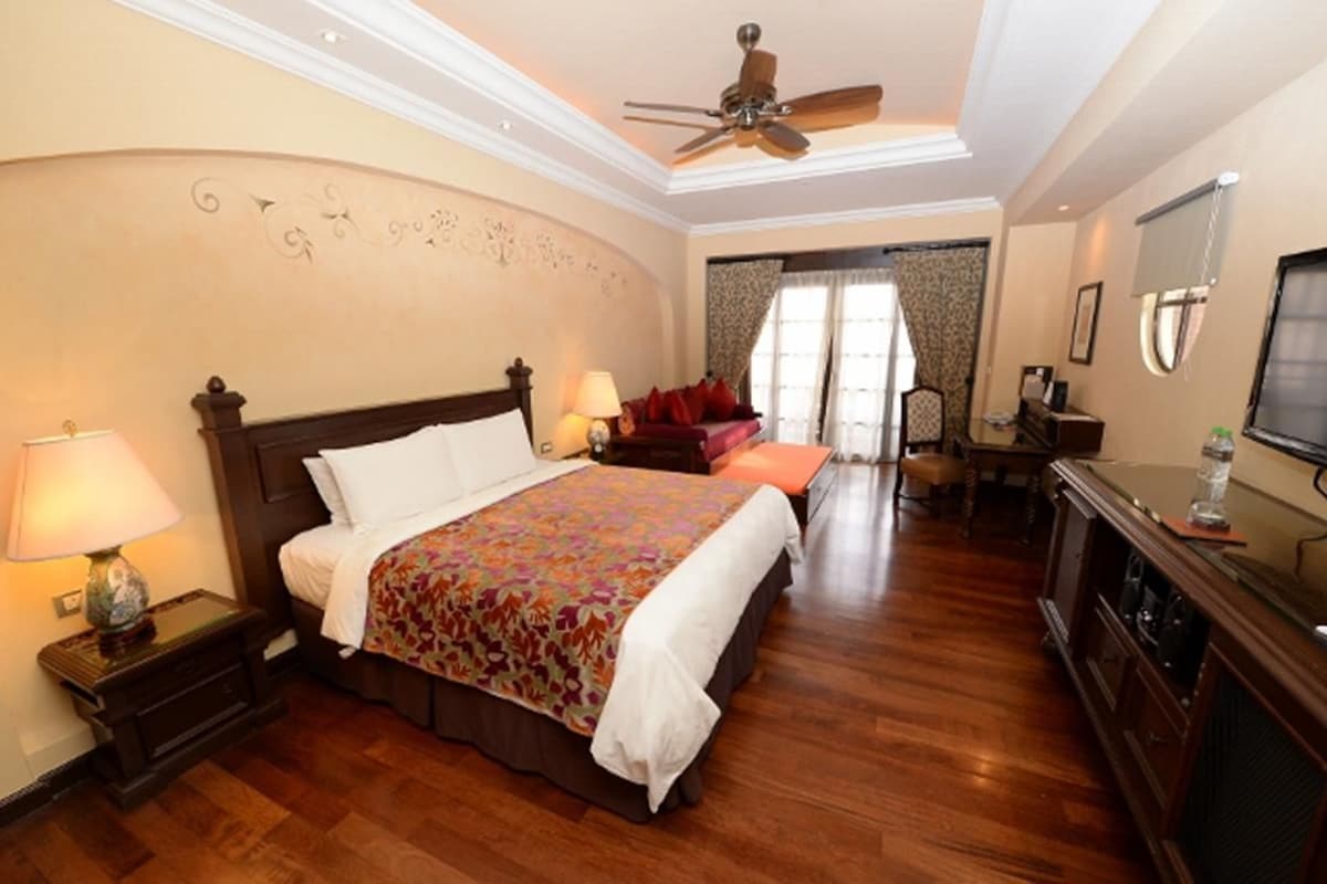 Cubrecamas, colchones Select Comfort y minibar 