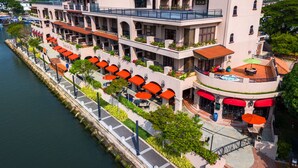 A waterfront hotel with outdoor seating and a river view. - Casa del Rio Melaka (Malacca City)