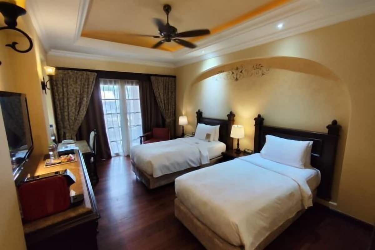 Down comforters, Select Comfort beds, minibar, in-room safe
