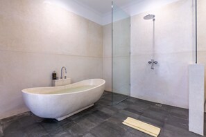 Studio with Balcony | Bathroom | Combined shower/tub, free toiletries, hair dryer, bathrobes - Villa Sonia Bisma (Ubud)