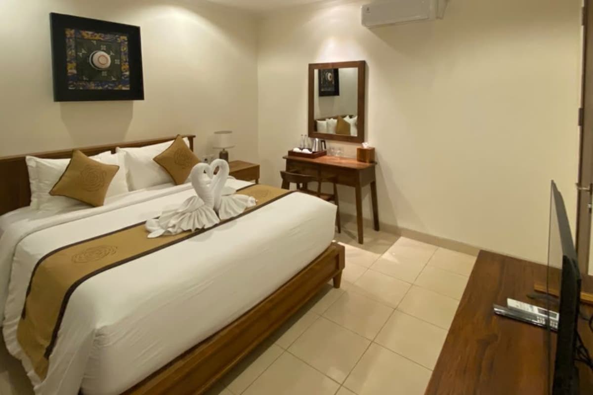 Habitación Deluxe doble, 1 cama doble | Ropa de cama de alta calidad, caja fuerte, escritorio y cortinas opacas