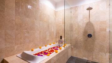 Habitación Deluxe (Super) | Baño | Ducha y bañera combinadas y artículos de higiene personal gratuitos