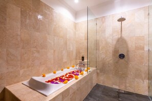 Super Deluxe Room | Bathroom - Villa Sonia Bisma (Ubud)