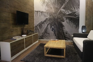 Deluxe Room | Living area | 32-inch LCD TV with cable channels, TV