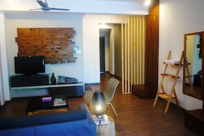0B | Living area | 32-inch LCD TV with cable channels, TV