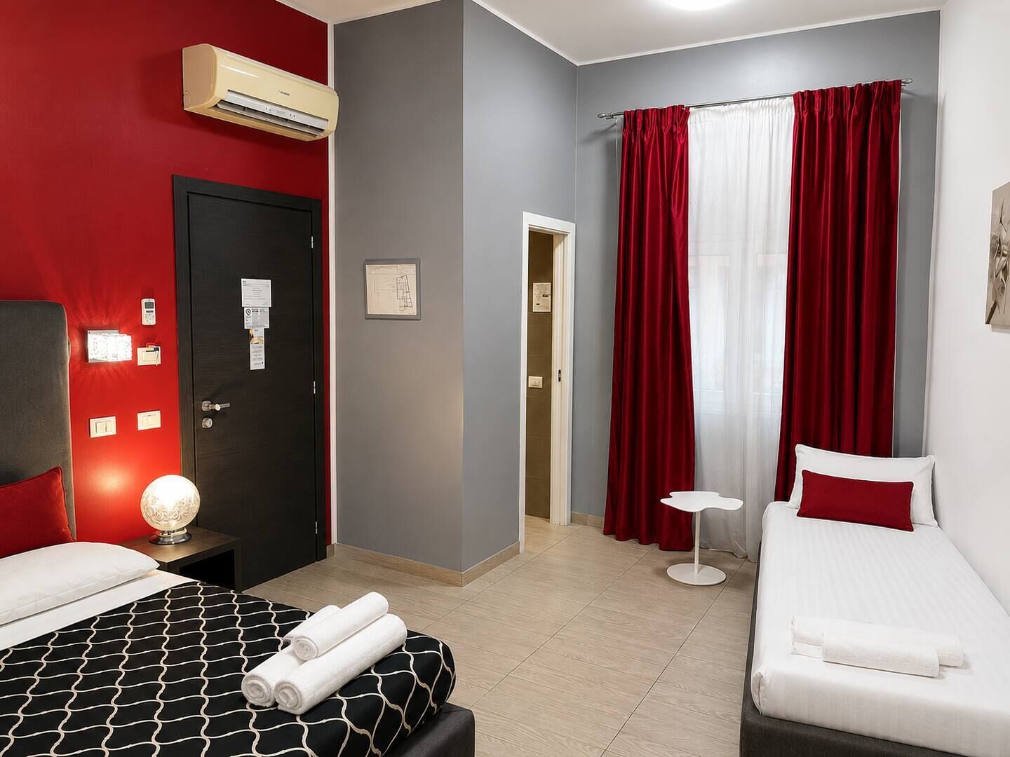 Familiekamer | Luxe beddengoed, donzen dekbedden, een minibar, een kluis op de kamer