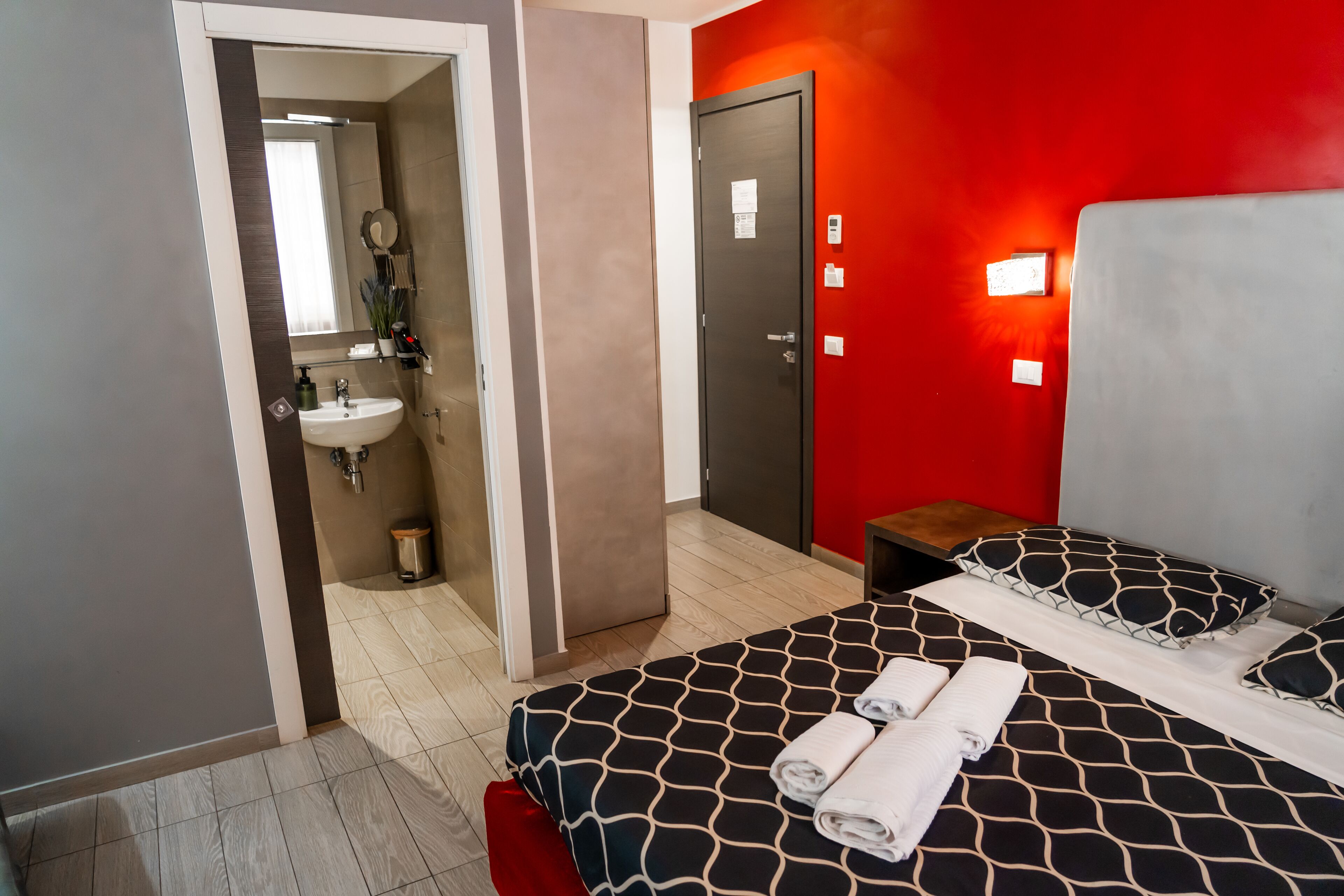 Sengetøy av topp kvalitet, dundyner, minibar og safe på rommet