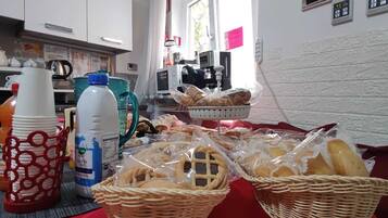 Termasuk sarapan segera setiap hari