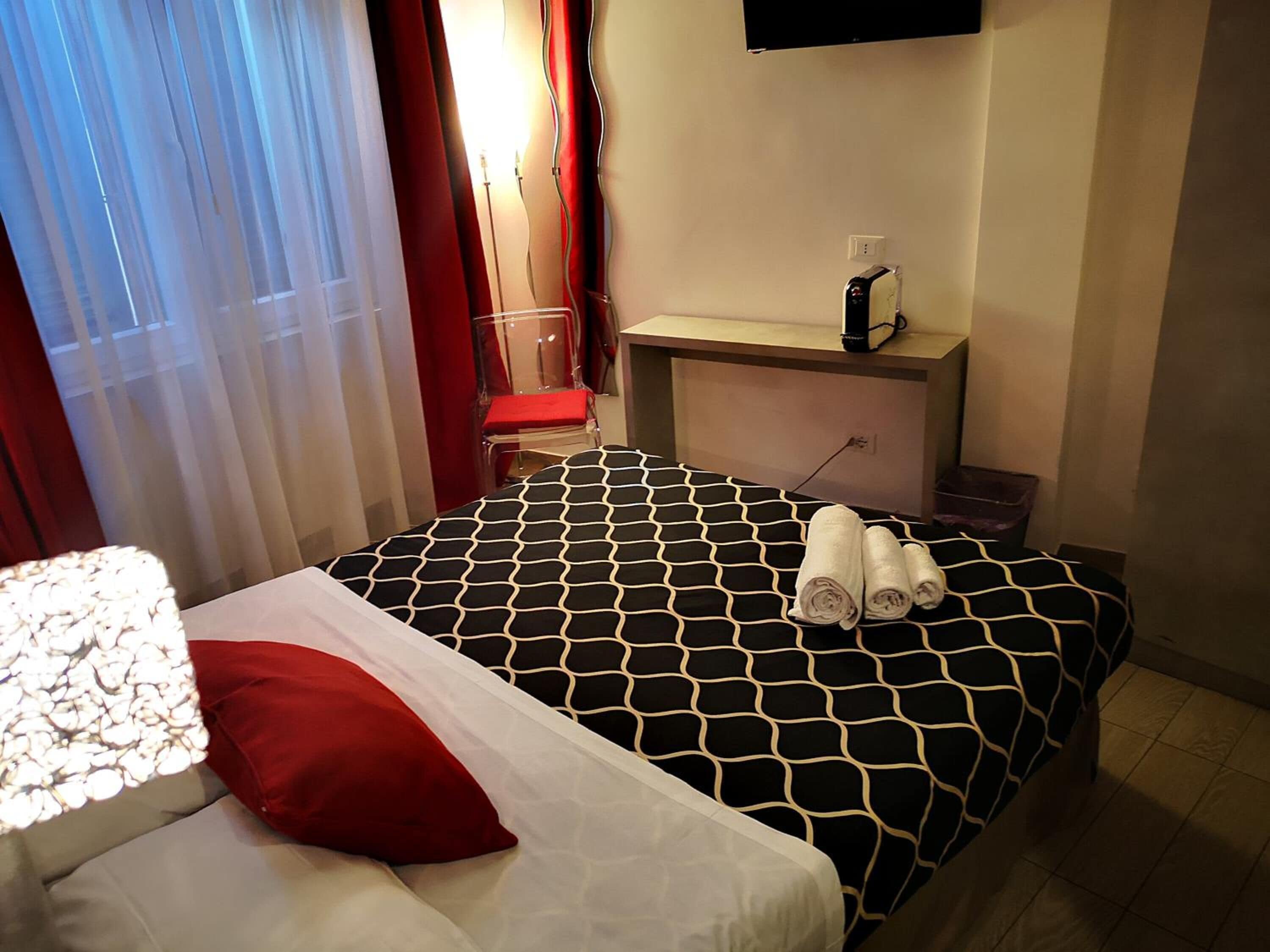 Luxe beddengoed, donzen dekbedden, een minibar, een kluis op de kamer