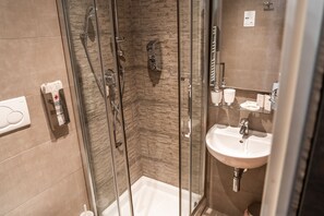 Een douche, een regendouche, milieuvriendelijke toiletartikelen