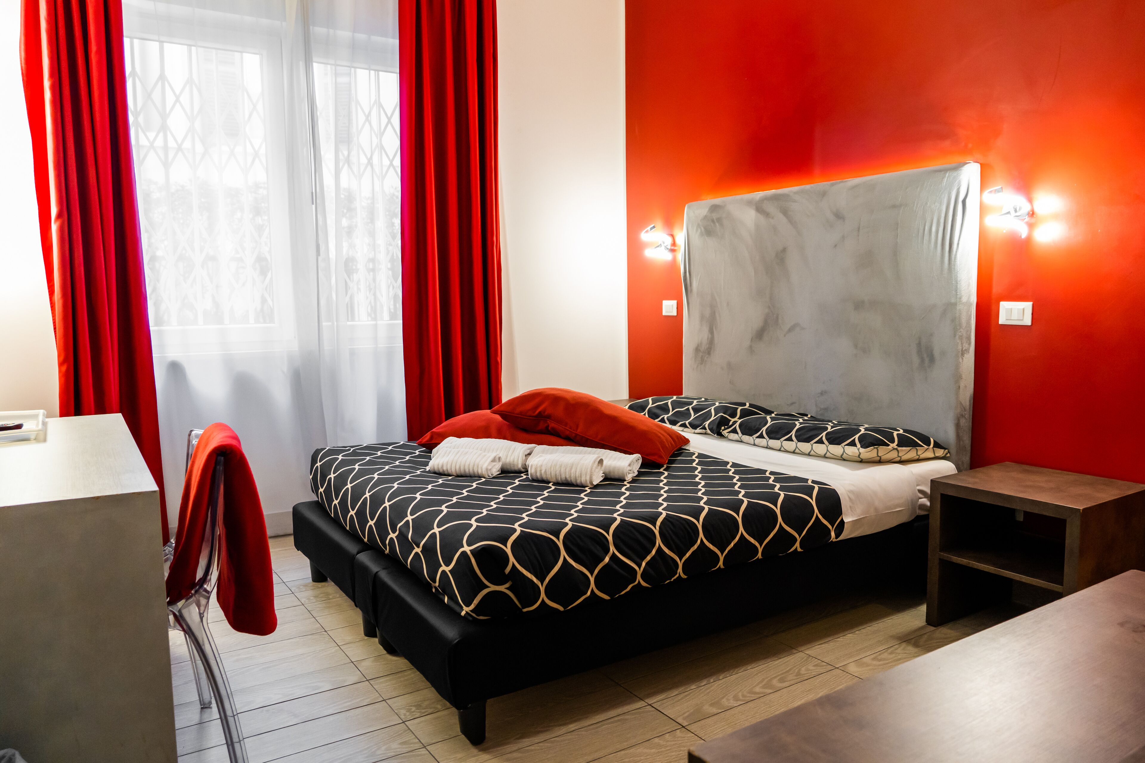 Sengetøy av topp kvalitet, dundyner, minibar og safe på rommet