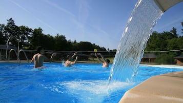 Piscine couverte, piscine extérieure (ouverte en saison)