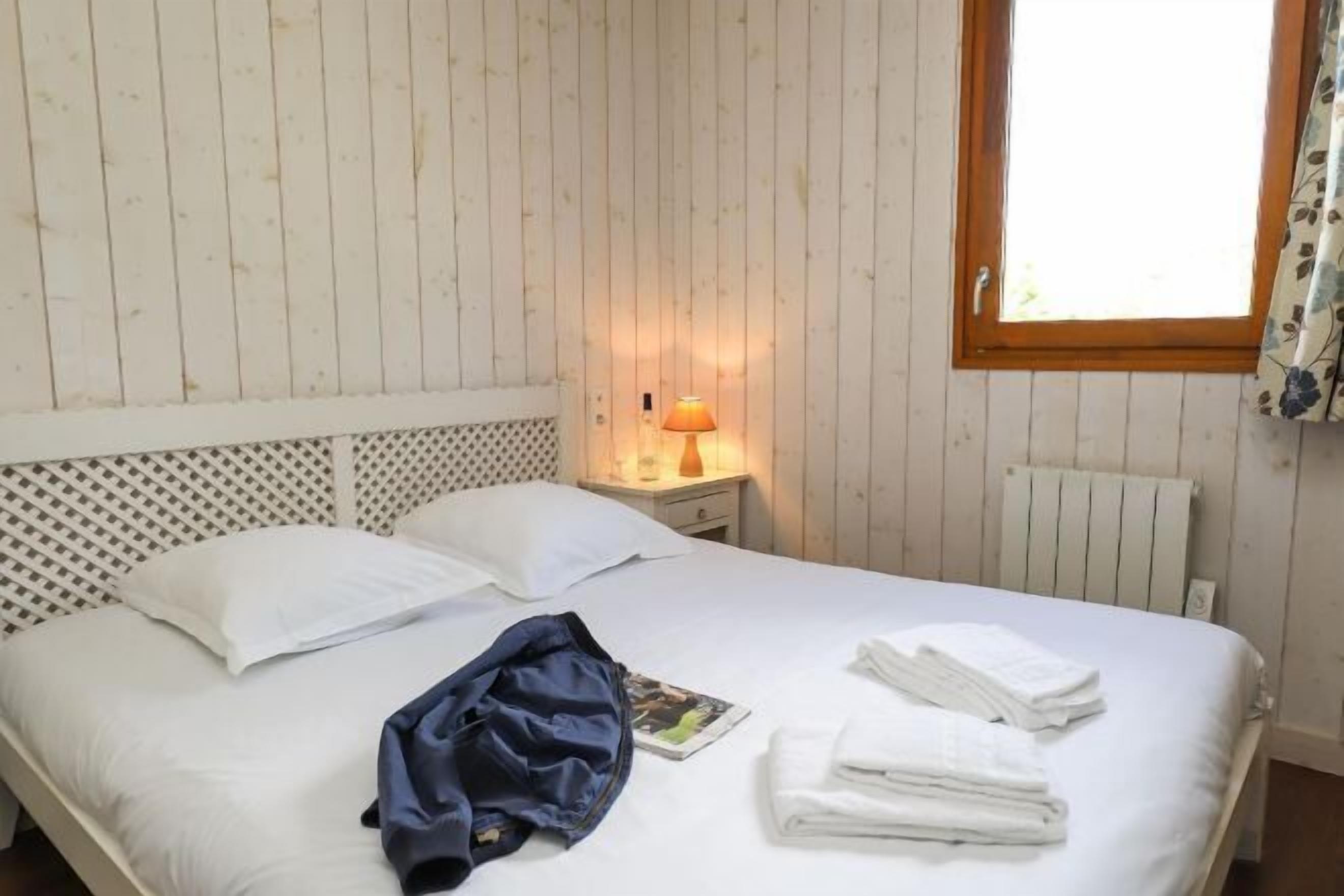 2 soverom, sengetøy av topp kvalitet, blendingsgardiner og lydisolert