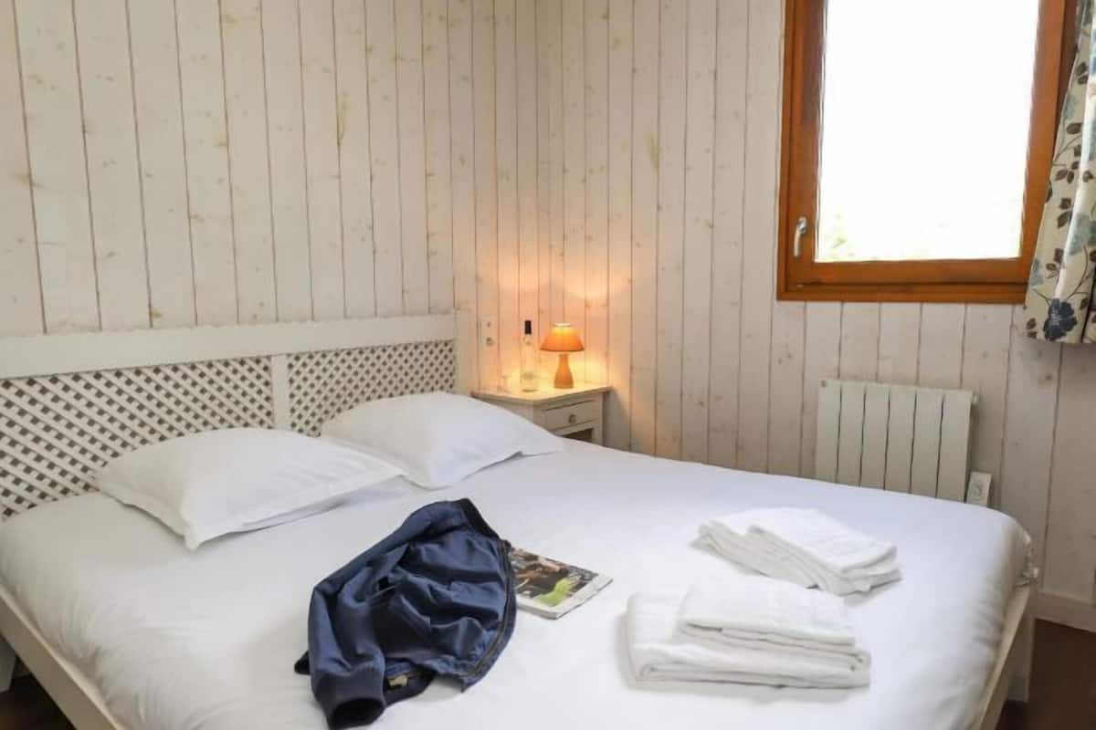 2 bedrooms, premium bedding, blackout curtains, soundproofing