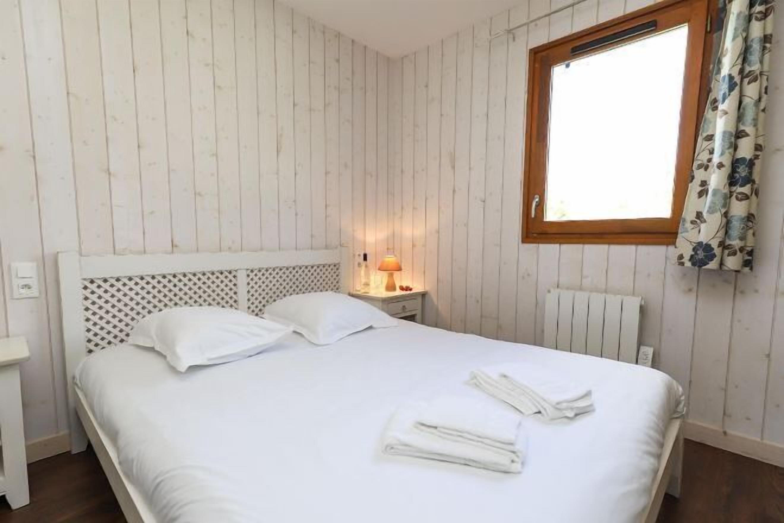 2 soverom, sengetøy av topp kvalitet, blendingsgardiner og lydisolert