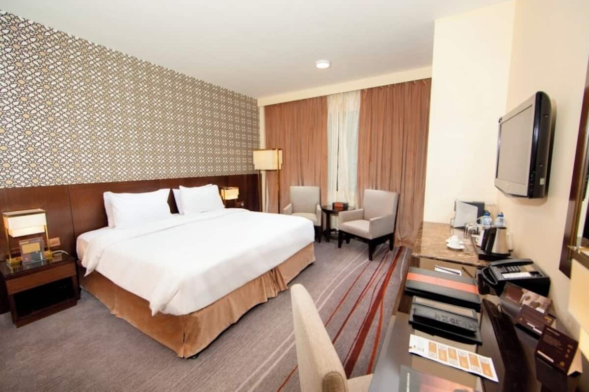 Minibar, in-room safe, soundproofing, iron/ironing board