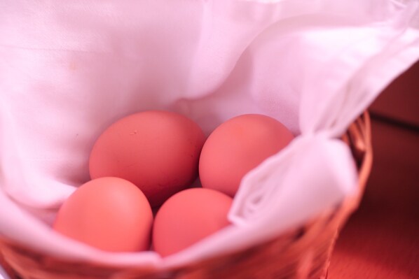 A basket containing four eggs. - Hotel Bockmaier (Oberpframmern)