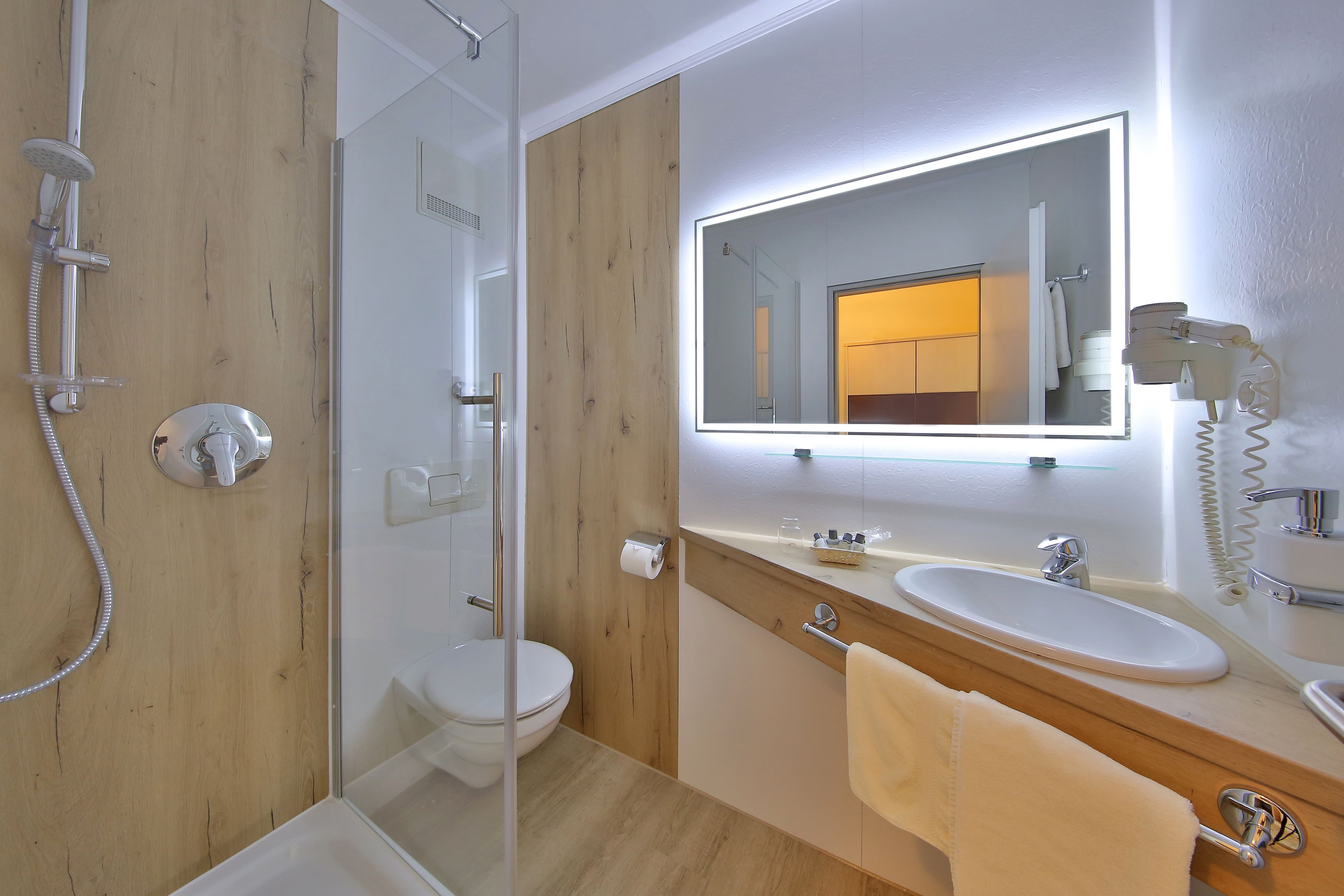 standard single room | bathroom | shower, hair dryer, towels