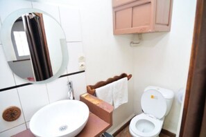 Shower, towels, soap, toilet paper - Hôtel Vahiny (Antananarivo)