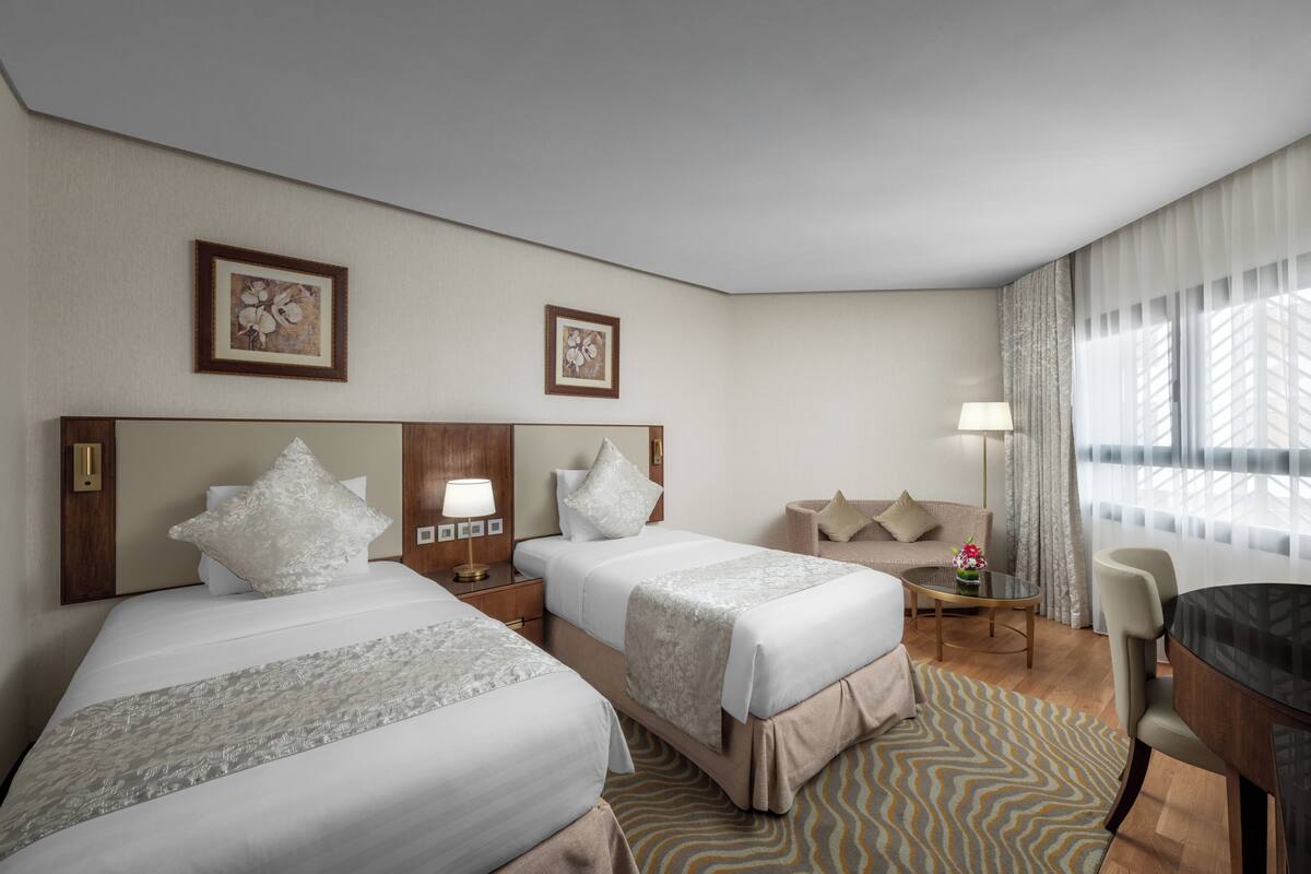 Ropa de cama hipoalergénica, minibar, caja fuerte y escritorio