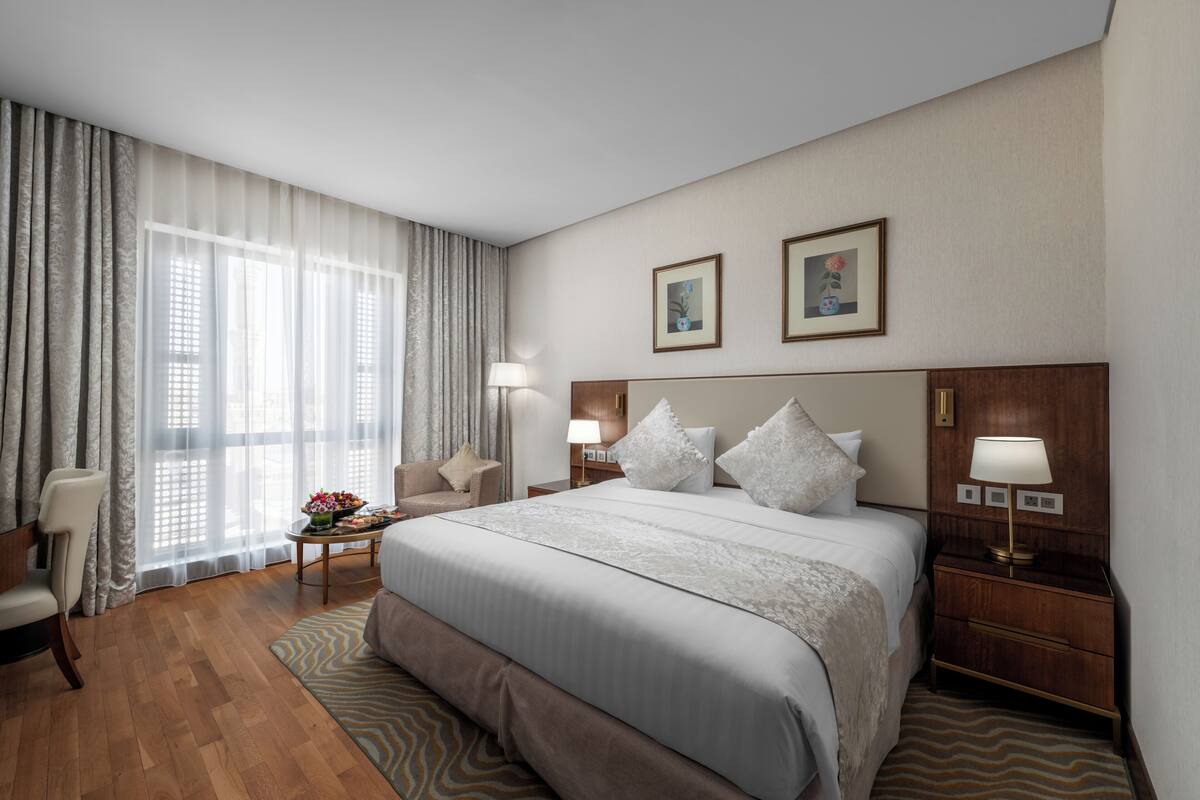Habitación Premier, 1 cama de matrimonio grande (City) | Ropa de cama hipoalergénica, minibar, caja fuerte y escritorio