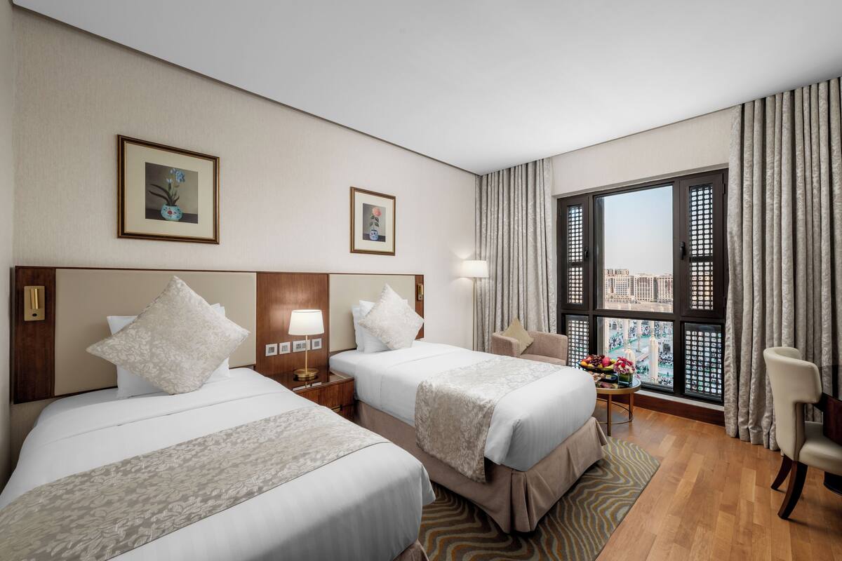 Ropa de cama hipoalergénica, minibar, caja fuerte y escritorio