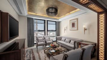 Suite Royal, 2 habitaciones (Haram View, 1 Super King & 2 Double) | Zona de estar | Smart TV de 55 pulgadas con canales por satélite