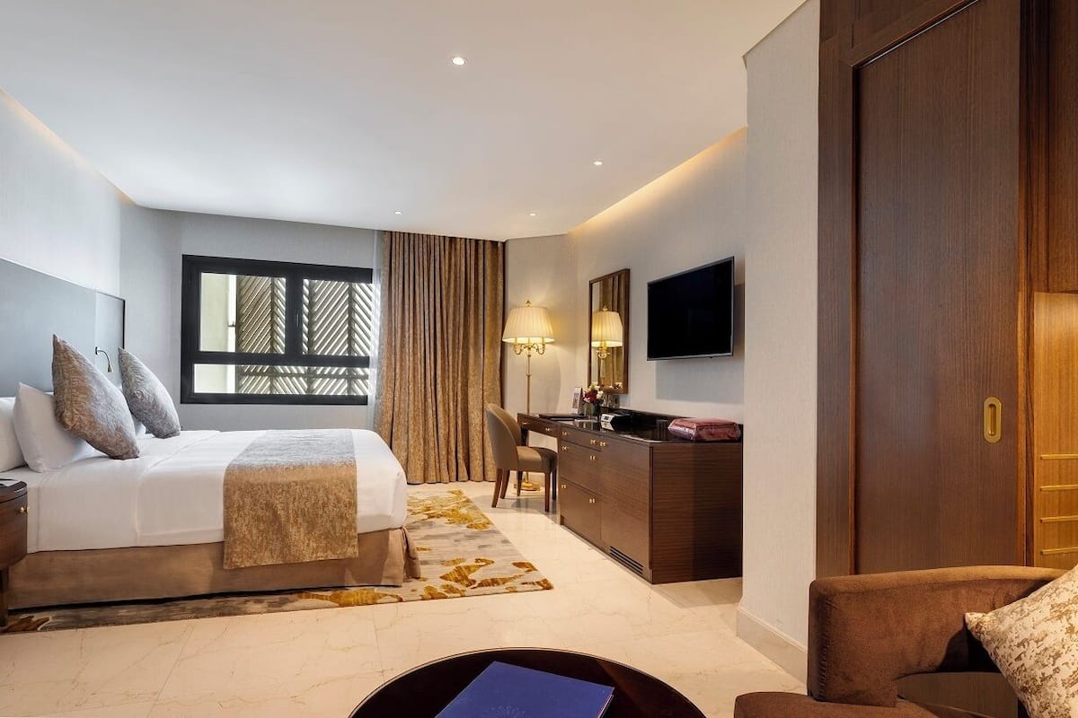 Junior one bedroom suite city view | Hypo-allergenic bedding, minibar, in-room safe, desk