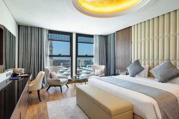 Hypo-allergenic bedding, minibar, in-room safe, desk