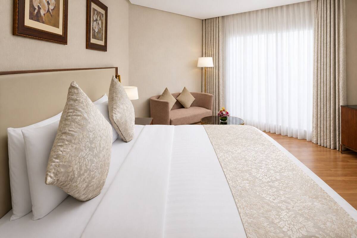 Habitación Premier, 1 cama de matrimonio (City) | Ropa de cama hipoalergénica, minibar, caja fuerte y escritorio