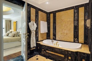Grand Royal two bedroom suite haram view | Bathroom | Free toiletries, hair dryer, bathrobes, slippers - The Biltmore Almadinah Hotel (Madinah)