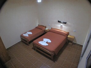 Habitació triple | Matalassos amb encoixinament addicional, wifi gratuïta i roba de llit 