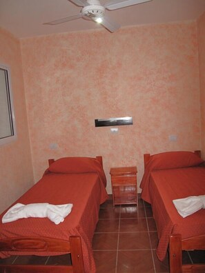 Pillowtop beds, free WiFi, bed sheets - Los Cedros Hotel (Buenos Aires)