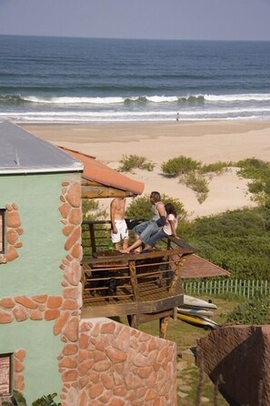 Property grounds - Island Vibe Jeffreys Bay Hostel (Jeffreys Bay)