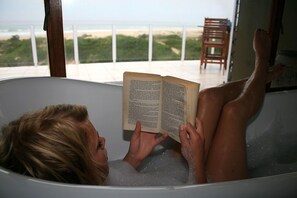 Shower, towels - Island Vibe Jeffreys Bay Hostel (Jeffreys Bay)