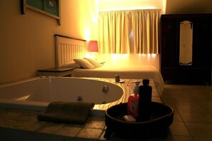Flashpacker Double Room (Jaccuzzi) | Free WiFi, bed sheets