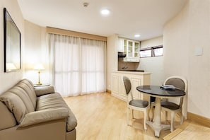 Standard Apartment, 2 Single Beds | Private kitchen