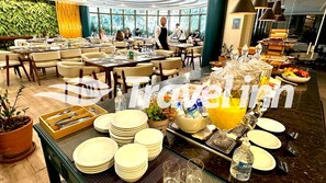 Buffet déjeuner gratuit tous les jours