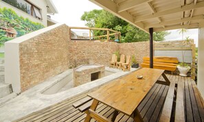 BBQ/picnic Area - Island Vibe Knysna Hostel (Knysna)